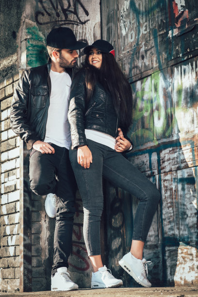 都市情侣摆造型图片下载