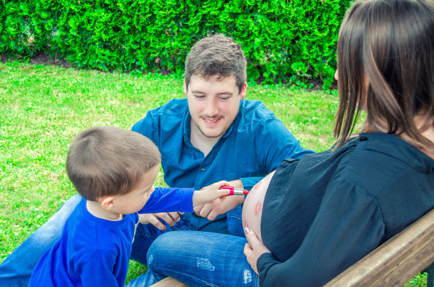 怀孕、为人父母和幸福的概念图片下载