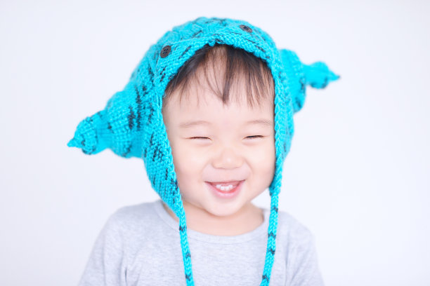 带着蓝帽子微笑的婴儿图片下载