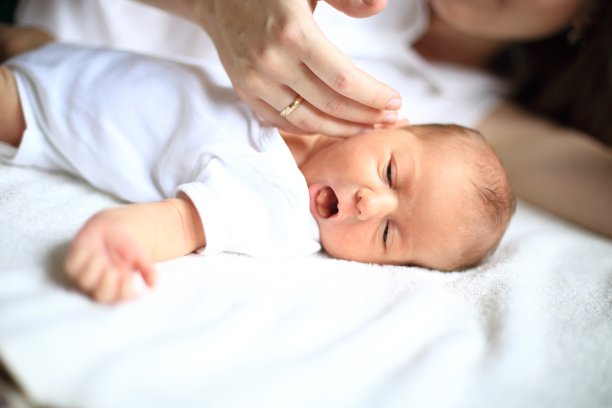宁静的新生儿睡在妈妈旁边图片下载