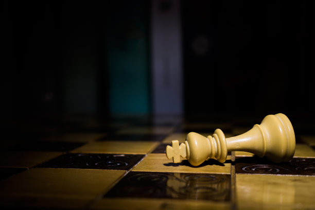 棋盘上的象棋图片下载