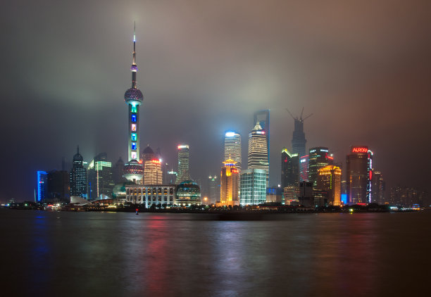 上海著名摩天大楼的经典景观。上海是中国主要的商业和旅游中心之一。大视角的电视塔“东方明珠”。图片下载