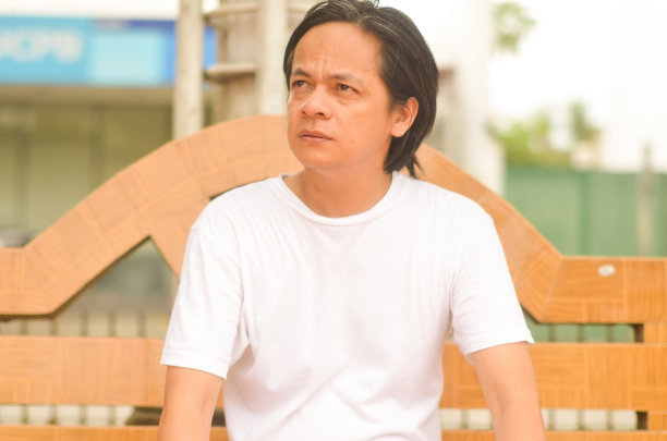 亚洲人看了看公园的照片图片下载