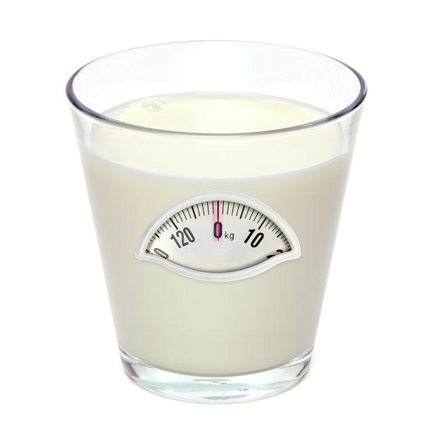 一杯牛奶的重量秤图片下载