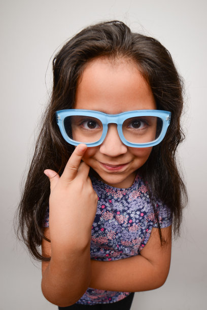 眼镜的女孩图片下载