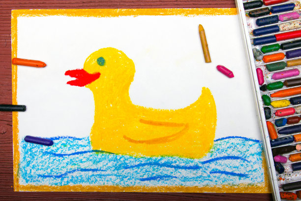 彩绘:水面上的黄色鸭子图片下载