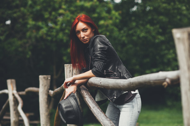 美丽的红发女人在大自然中摆姿势图片下载