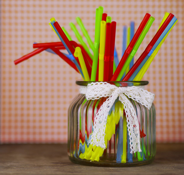 放在玻璃杯里的彩色塑料鸡尾酒管图片下载