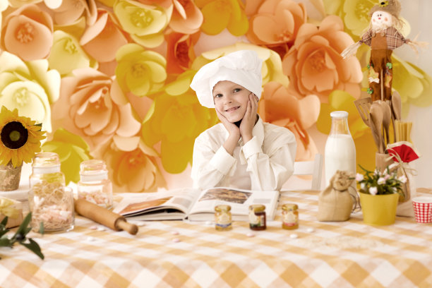 可爱的小宝贝正在厨房准备美味的饭菜图片下载