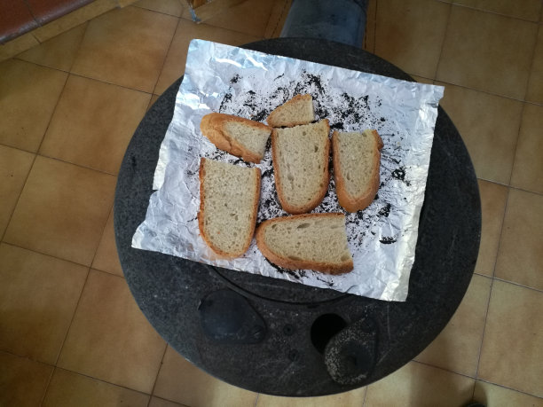 面包要在炉子上烤图片下载