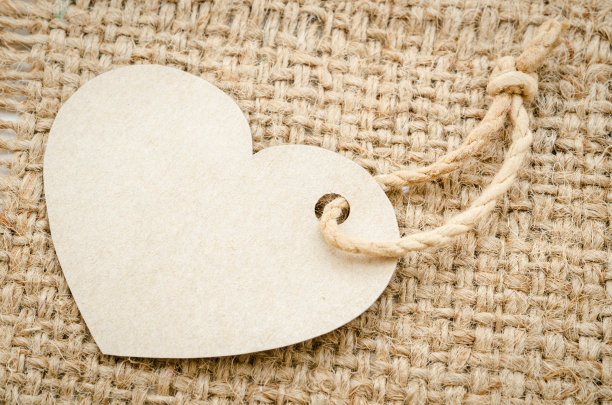 棕色纸价格标签心形图片下载