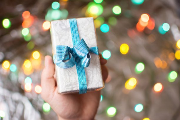 男手拿着礼物盒图片下载