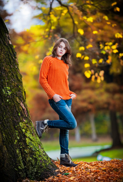 秋天公园里漂亮少女的肖像图片下载