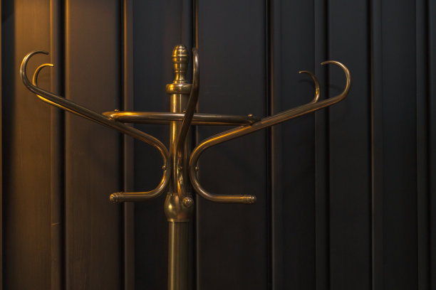 部分金属衣架的衣服特写。图片下载