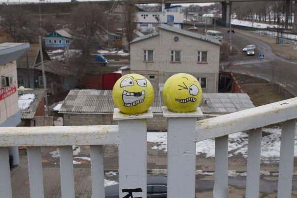 蛋蛋上的滑稽脸图片下载