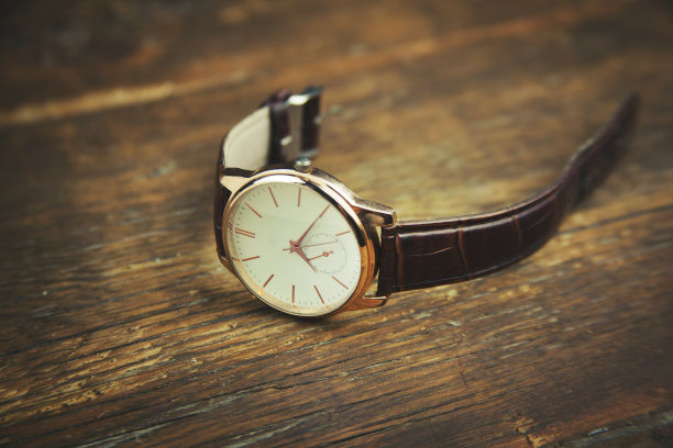 桌子上的手表图片下载