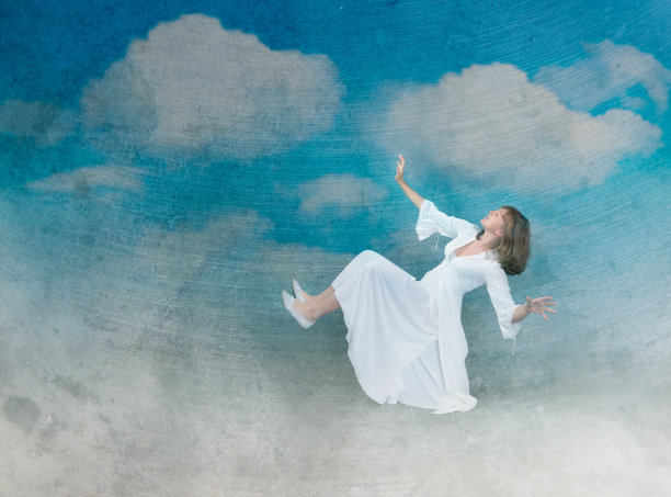 女孩在天空中飞翔图片下载