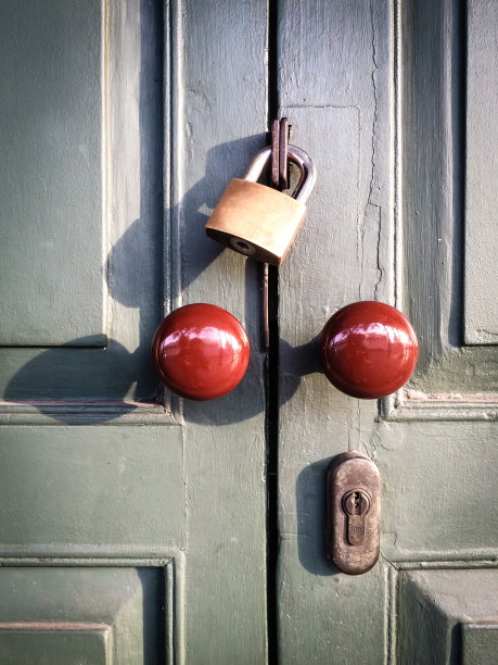 绿色木门，红棕色把手图片下载