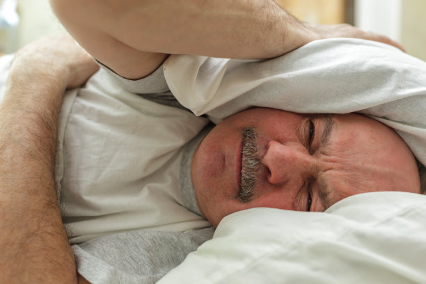 一位老人患有失眠症，试图入睡图片下载