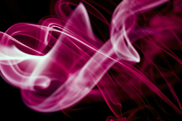 黑色背景上孤立的彩色烟雾图片下载