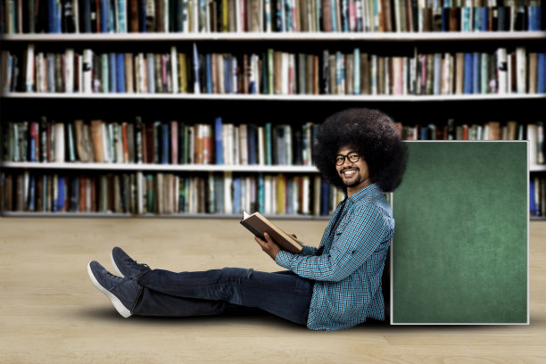 拿着书和木板的大学生图片下载