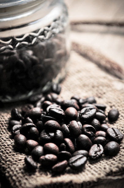 粗麻布上的咖啡豆特写图片下载