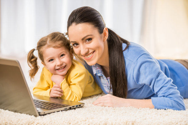 妈妈带着小女儿图片下载