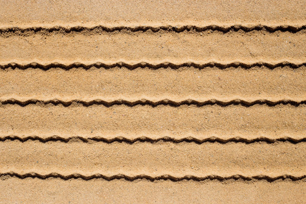 沙滩上的抽象轮胎痕迹背景纹理图片下载