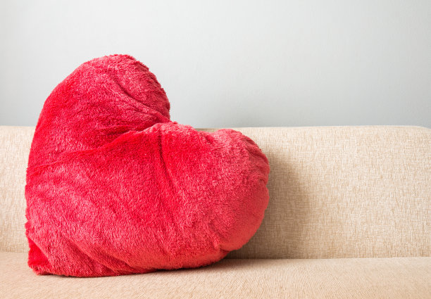 枕头红心形或沙发上的爱情形状图片下载
