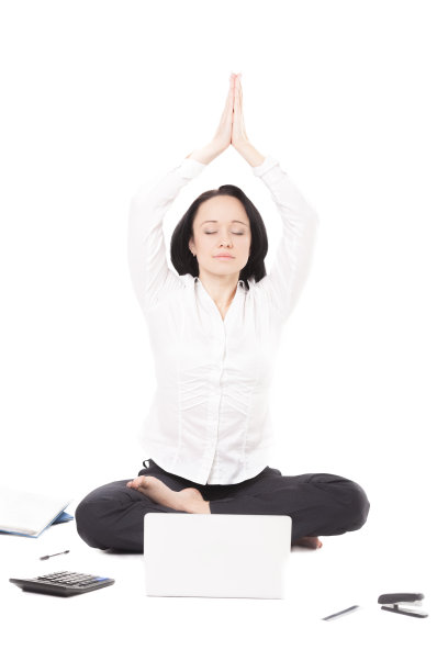 年轻的办公室女职员在笔记本电脑前摆莲花姿势图片下载