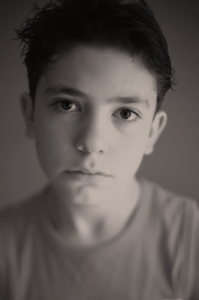 十几岁的欧洲斯拉夫男孩接近黑白肖像图片下载