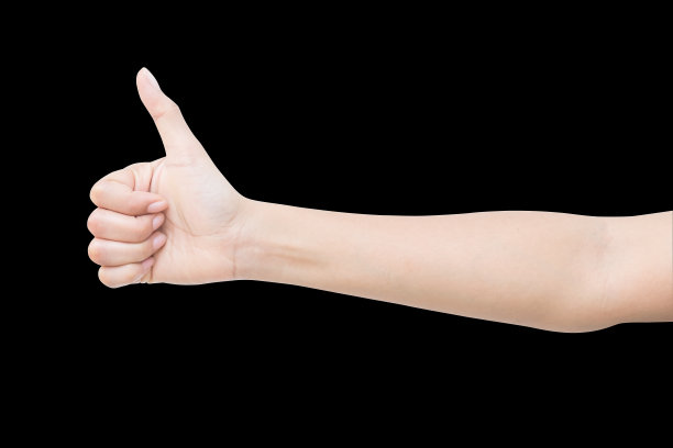 女人的右手是好/喜欢、称赞的标志。孤立在黑色背景上图片下载