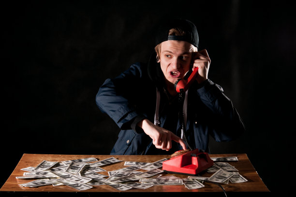 受惊男子拿着电话图片下载