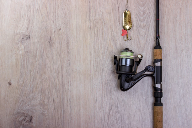 在木制的背景上旋转，小玩意。图片下载