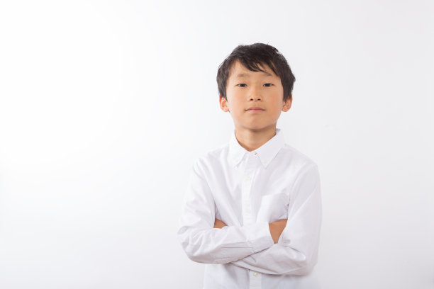 男孩挽着他的胳膊图片下载