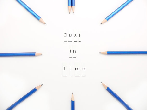 “Just in Time”这个句子用彩色铅笔涂在白色上。图片下载