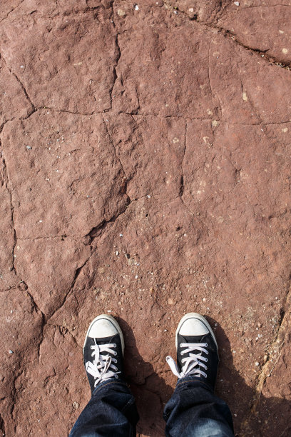 鞋在岩石上图片下载