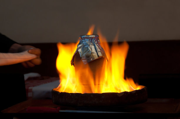 土耳其伊斯坦布尔，在火上用陶罐烹制的烤肉图片下载