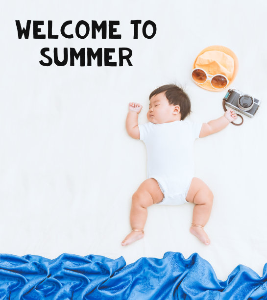 可爱的小女孩毯子与夏季或假日概念。图片下载