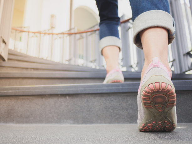 一个漂亮的女人正带着镜头光晕或太阳黑子走上楼梯图片下载