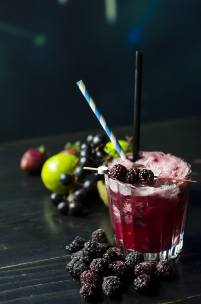 夏季浆果奶昔在mason罐子图片下载