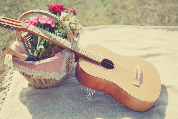 浪漫的照片吉他，酒篮，花束花。浪漫，爱情，约会，情人节的概念图片下载