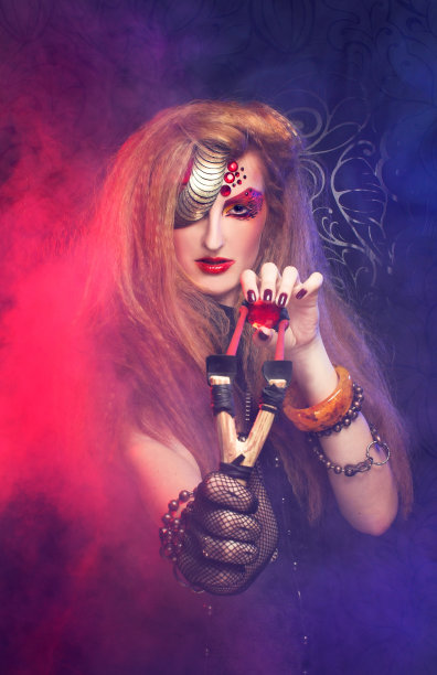 独眼的女孩图片下载