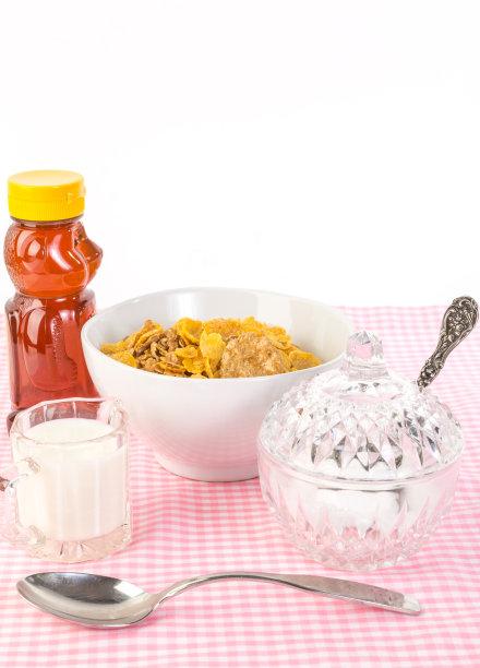牛奶和蜂蜜加在麦片上图片下载