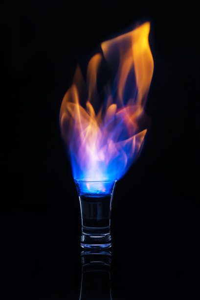 燃烧的酒精饮料图片下载