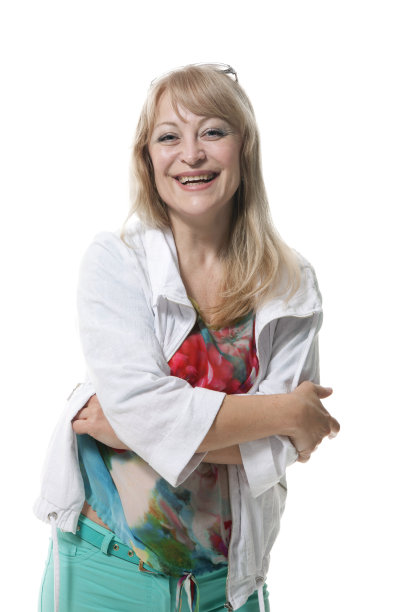 快乐的金发女郎在白色背景下摆姿势图片下载