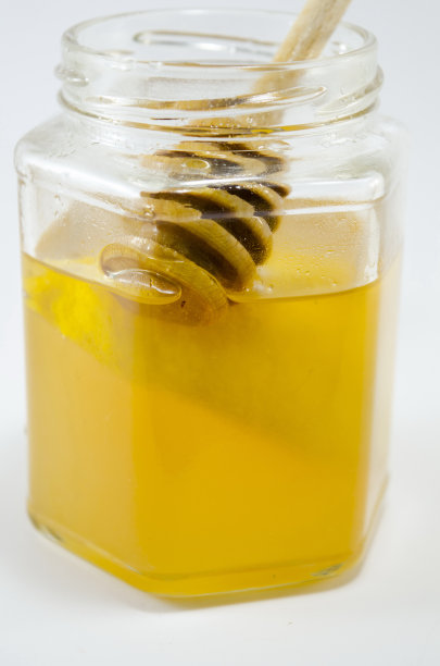 一罐蜂蜜和一个长勺图片下载