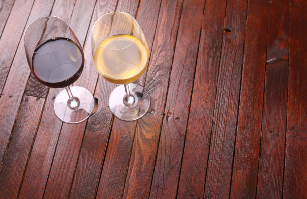 葡萄酒在木图片下载