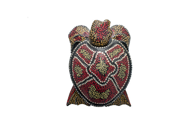 烟灰缸以乌龟的形式孤立在白色的背景上图片下载