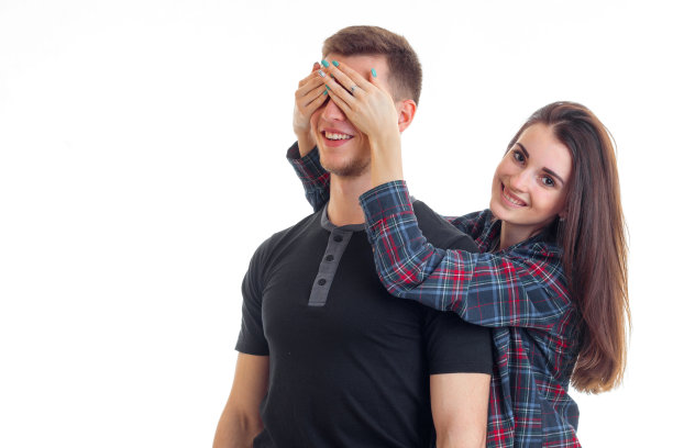 微笑美丽的黑发女子闭上眼睛手年轻的男孩特写图片下载